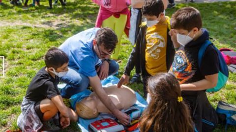 Babini piegati su un manichino che provano tecniche di rianimazione