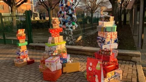 Montagne di pacchi regalo davanti alla scuola