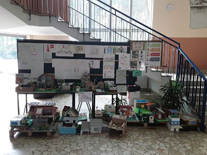 Esposizione di modelli di abitazioni ecosostenibili creati dai ragazzi della Scuola Secondaria di I grado